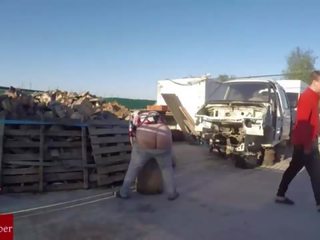 Follada por detrÃ¡s a la gorda en el vertedero de coches.GUI018