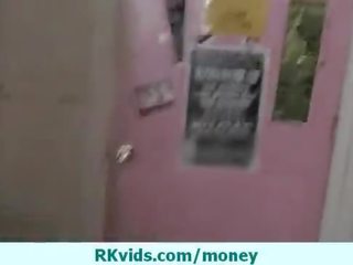 Paying 彼女の 債務 へ 社会 13