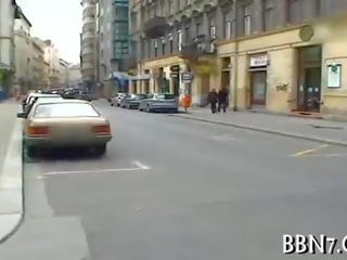 Привлекателен и див публичен фелацио