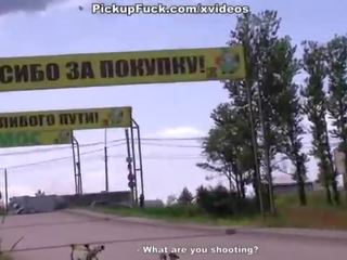 Тийнейджър гадно в на кола на на roadside