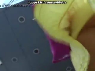 Публичен къса пола мигане госпожица от близо