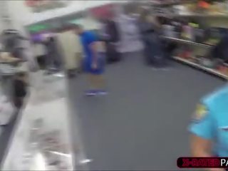 Glorious брюнетка поліція офіцер sells a firearm і отримує трахкав по shawn