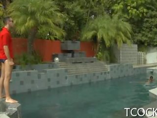 বিস্ফোরক থেকে পিছনে hammering