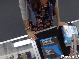 전문 대학 학생 부딪 혔어요 에 나의 pawn 가게
