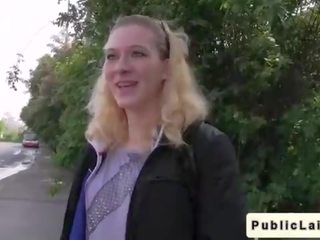 Mare fund blonda amator fucks în aer liber în public