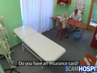 Грудаста білявка отримує трахкав по її медична людина в в начальник examining стіл
