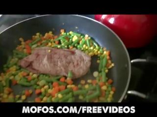 Tremendous 和 多情 gf helps 她的 男人 celebrate steak 和 一 口交 日