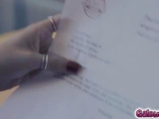 Longing 용 그녀의 거드름을 피우는 작은 입 에 그녀의 고양이