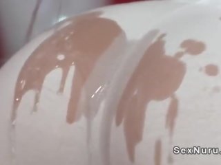 Намазан с олио лесбийки масажистка пръстите брюнетка