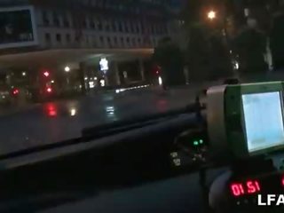 Fellation данс ле toilettes d тунер красавица брюнетка