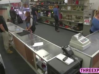 业余 无辜 甜 特点 性交 为 现金 在 该 pawnshop