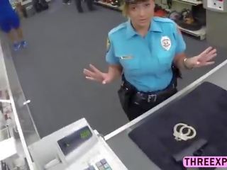 Брюнетка полиция жена поза нудисти и отнема огромен петър в на pawnshop