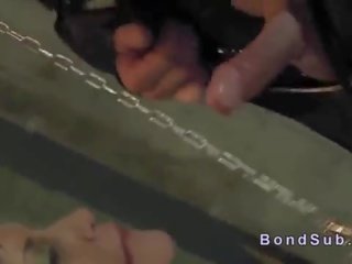 巨乳 strapped 子 深 throats 和 拍著 在 地下城