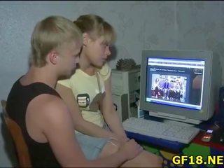 Чарівна красуня спреди ноги широкий йти попереду і feels як товста хуй