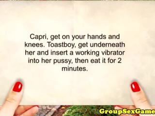 Capri অ্যান্ডারসন কেলি কুকুরের স্টাইল খেলা
