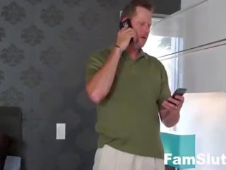 自信的 青少年 乱搞 step-dad 到 得到 电话 背部 | famslut.com