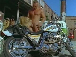 מַעֲשֶׂה זה ב ה motorcycle (awesome)