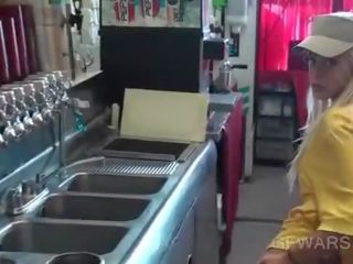 金發 孩兒 在 工作 服用 硬 他媽的 從 背後 在 pov 風格