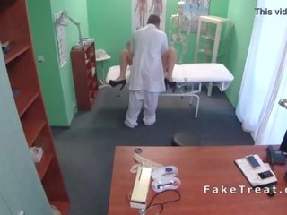 Sensational медсестра в уніформа трахає її perv medic