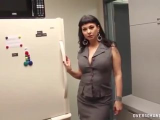 Брюнетка ученичка потребности а празнене