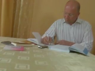 Elderly শিক্ষক pleasured দ্বারা বালিকা