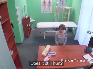 짧은 머리 환자 흡입 의사 찌르기