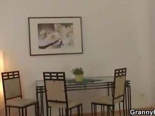 奶奶 遊客 得到 picked 向上 和 搗爛
