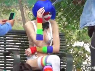 青少年 mikayla 该 小丑 movs 陌生人 她的 刺穿 乳头