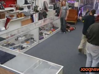 Лесбийки двойка tremendous тройка сесия при на pawnshop