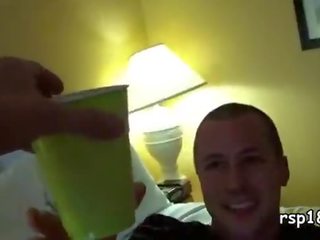 Група з sexually aroused коледж дівчинки набір вгору an оргія