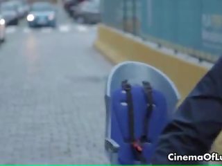 Сексуальна брюнетка дочка любить смокче