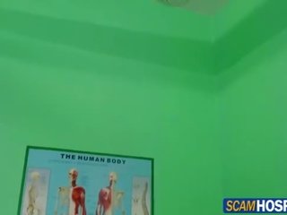 성적 자극 의사 수 그녀의 성나게 하는 엘리트 금발의 환자 타기 그의 찌르기