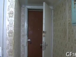 Boyfrend продава негов sweet-looking правен възраст госпожица