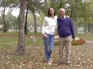 성숙한 스타킹 섹스하고 싶은 중년 여성 flirting