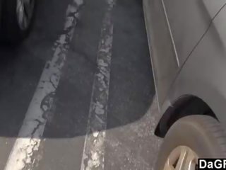 Волохата білявка має добре для дорослих кіно на в дорога з a чужий