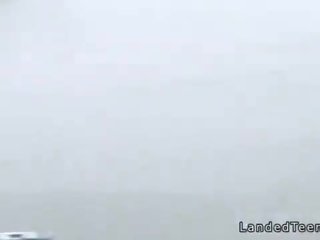 Costumed 비탄 hitchhiker 부딪 혔어요 거대한 곡괭이 옥외