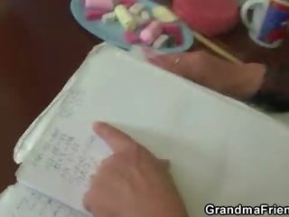 두 친구들 쾅 험악한 늙은 선생