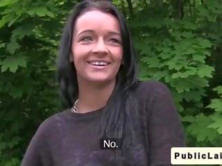 Adorabil pieptoasa amator fucks în masina în public