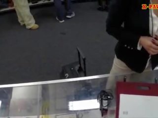 Предизвикателен бизнес жена ударих от pawnkeeper към печеля пари