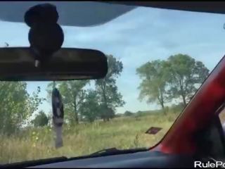 吸吮 在 一 汽车 和 他妈的 在户外