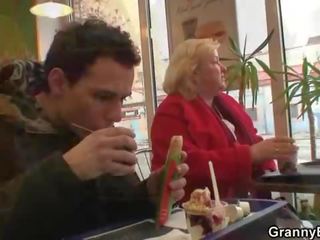 Cock-hungry großmutter wird zerstoßen