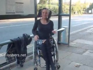 Paraprincess на открито ексхибиционизъм и мигане wheelchair вързани богиня представяне