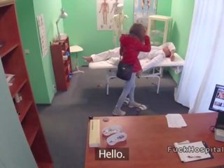 Тендітна пацієнт wakes вгору і трахає майстер