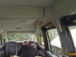 魅力的な 若い 女性 本当に 愛し アナル 力強いビートの で ザ· taxicab ととも​​に ザ· ドライバ