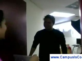 আরামপ্রদ ল্যাটিনা ছাত্র দান মাথা