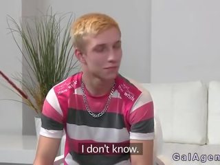 Жінка агент з ремінець на трахання stripling вгору його дупа на диван