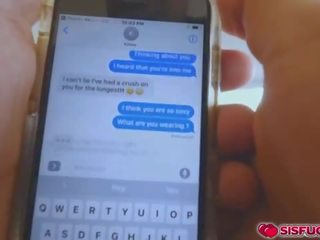 Khloe kapri стогони в той час як мастурбує в в ванна кімната