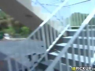 Извратен стегнат закачка мотика нагоре чукане