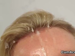 淫 桃 得到 射精 上 她的 臉 gulping 所有 該 加載