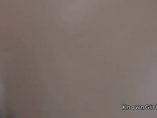 Тендітна брюнетка підліток вдарив пов в готель кімната
